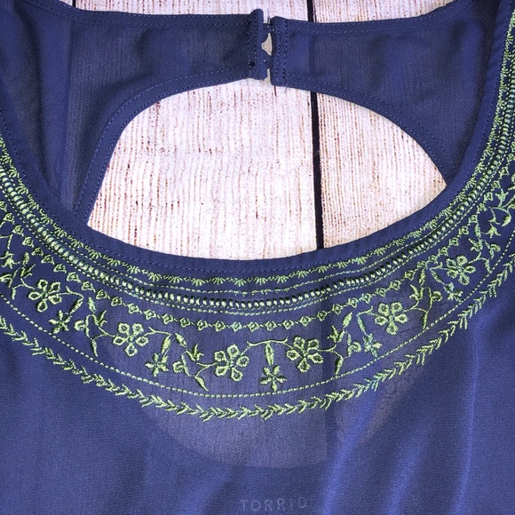 Torrid Size “0” Sheer Summer Top Long in Back - Picture 2 of 6